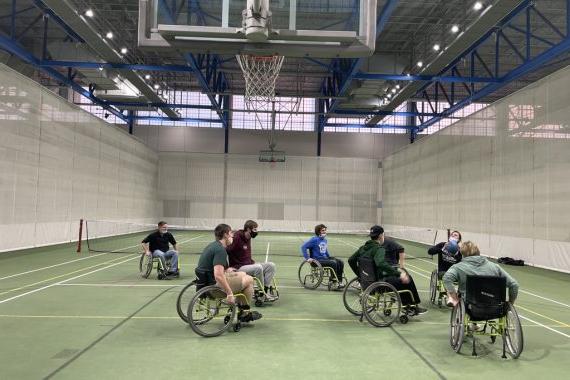 坐在轮椅上的人在室内体育馆打篮球
