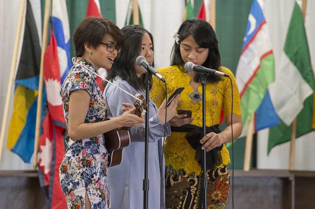 国际学生唱歌