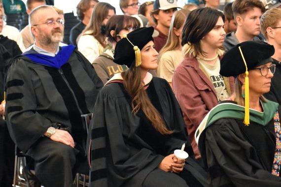 Dr. Jennifer Olson和学生们坐在BSU的2023年毕业典礼上.