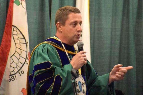 霍夫曼校长在波士顿州立大学2023年毕业典礼上讲话.