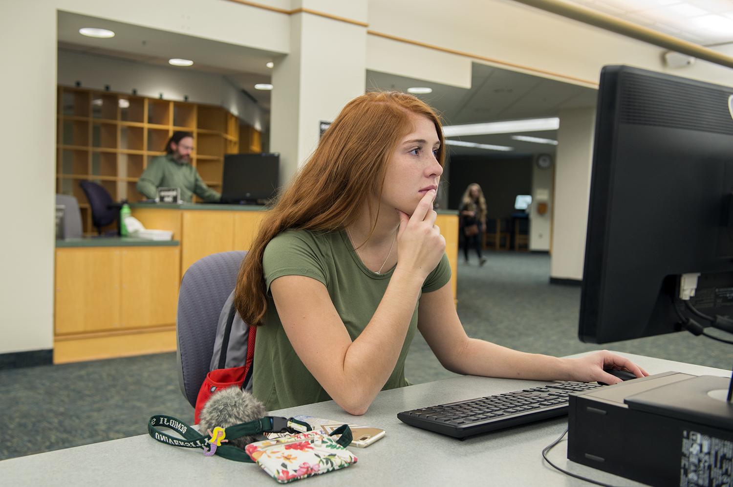一个学生在A的电脑上工作.C. 克拉克图书馆